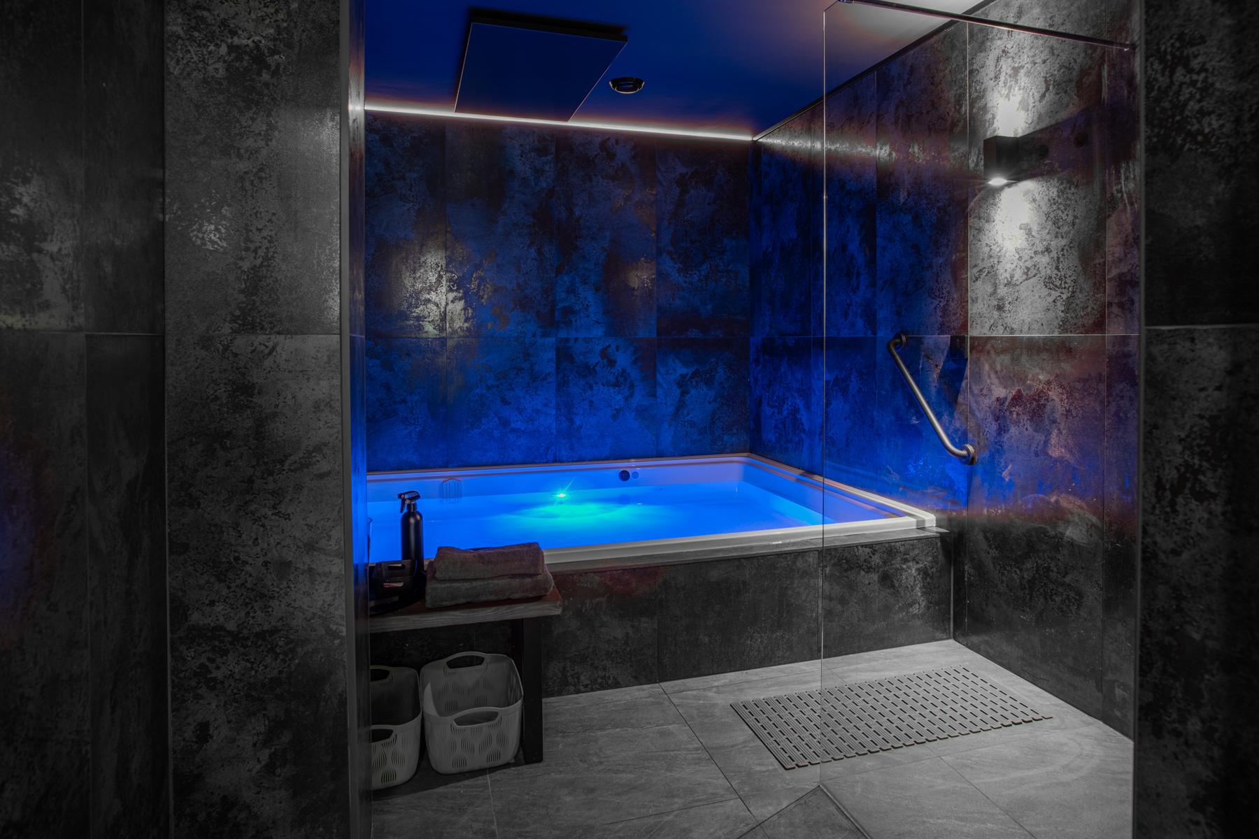 Open pool float room